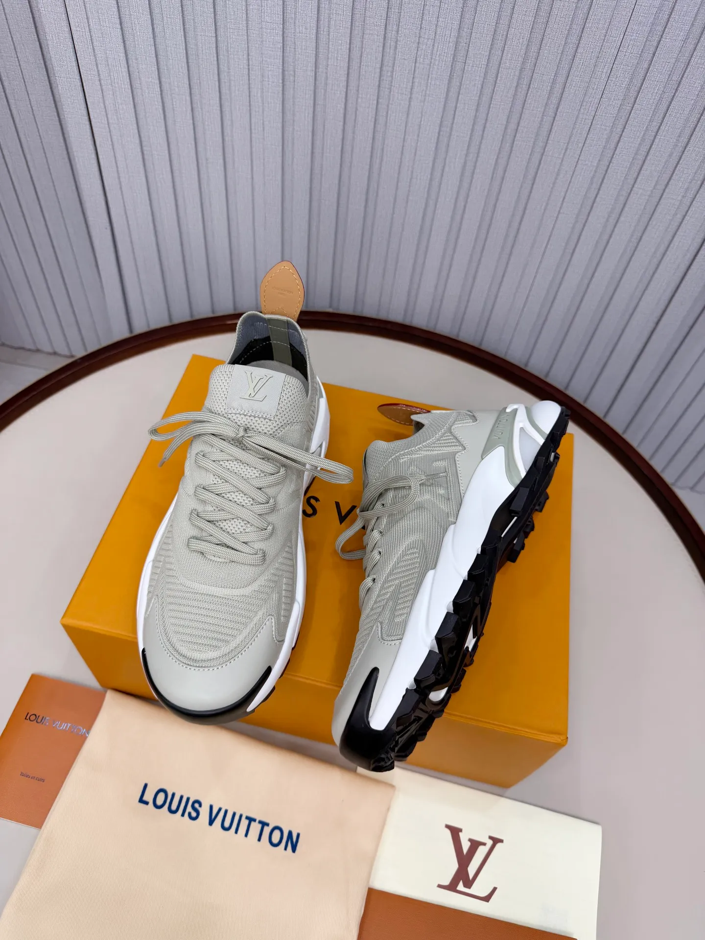 Men's men's shoes P640! Top version LV Louis Vuitton L Jialu brand Runner Tatic series thick-soled casual sports shoes running shoes original purchase development and production This LV Runner Tatic sports shoe combines fly woven fabric material to interpret the inspiration of traditional mountaineering shoes. The LV letters are written on one side, the Louis Vuitton logo, and the light and wear-resistant rubber outsole complete the whole package. The delivery counter is exquisitely packaged🛍📦 ▪️Fabrics: Original imported custom fly-knit fabric ▪️Inner lining: Original custom-made breathable mesh ▪️Sole: Original molded anti-slip rubber combination material ▪️Sole thickness: 4CM ▪️Size: Men's 39-45